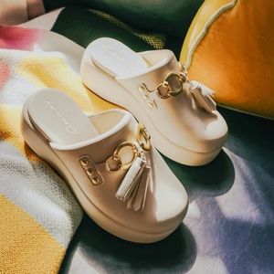Jinger Cloud Clogs in Ivory